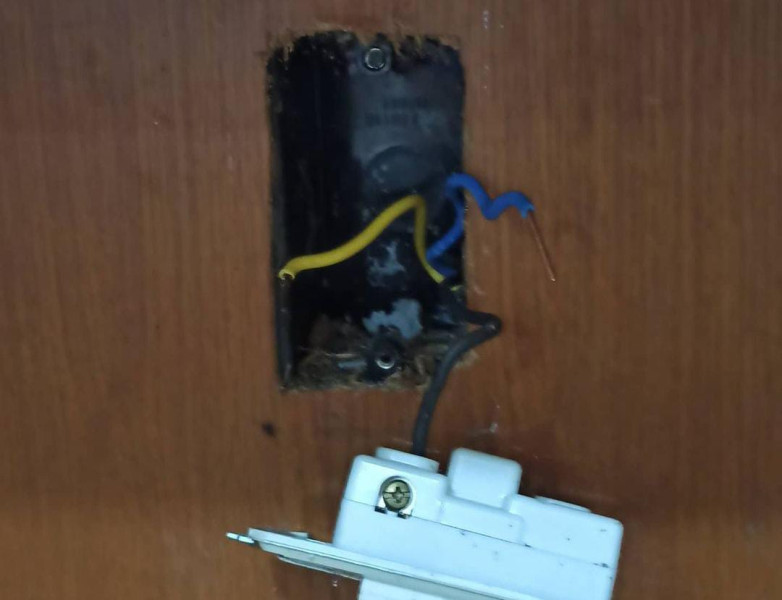 Cara Memperbaiki Stop Kontak yang Lepas dari Dinding