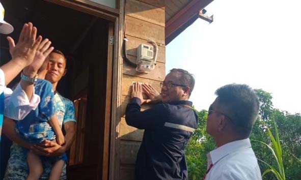 Pemerintah Pasang Listrik Gratis, 872 Rumah Tangga di Murung Raya Makin Terang