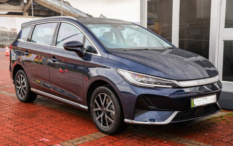 BYD M6 Pimpin Penjualan Mobil Listrik Semester I 2025
