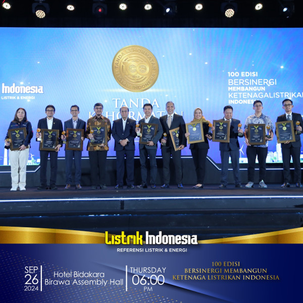 Momen Bersejarah, Direktur PLN Serahkan Tanda Kehormatan Listrik Indonesia!