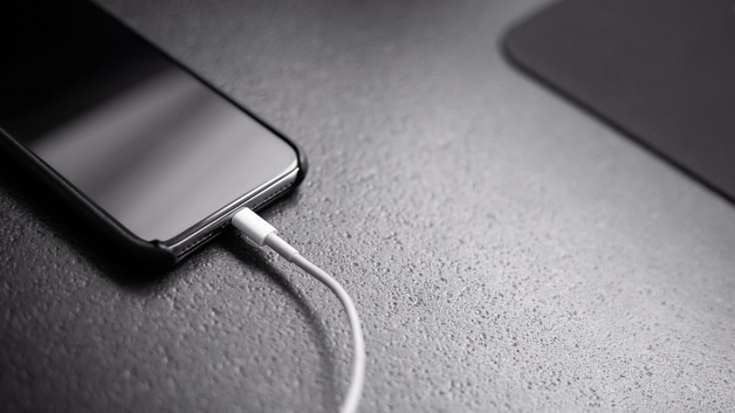 Kabel Charge HP dan Laptop Sering Putus? Simak Cara Merawatnya di Sini!