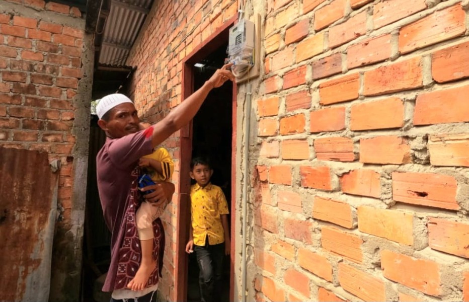 Saat Lampu Pertama Menyala, Senyum Warga Merekah
