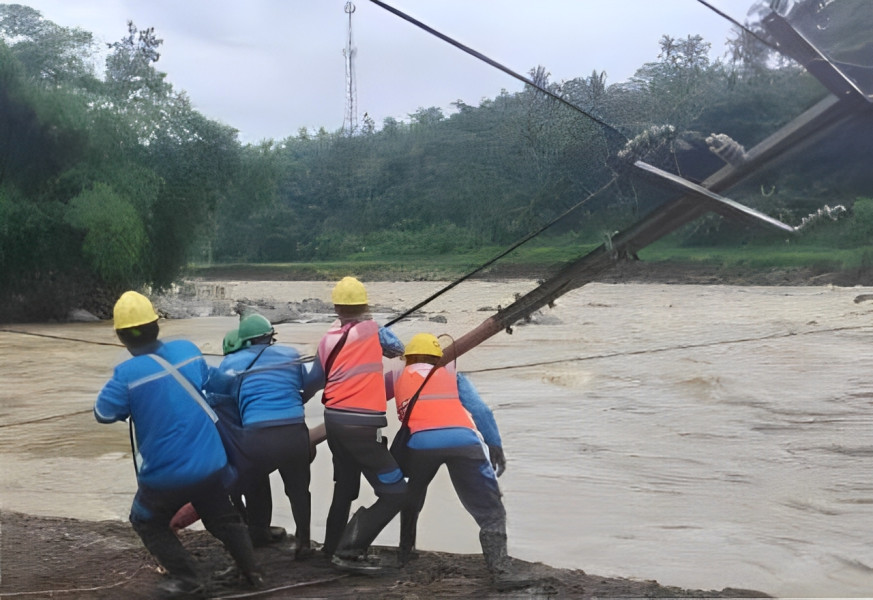 Listrik Kembali Normal, Petugas Haleyora Power Tanggap Darurat Banjir