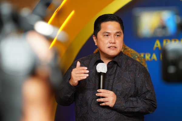 Erick Thohir Beri Penghargaan Mitra BUMN Champion 2022 ke PLN