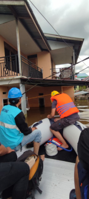 Utamakan Keselamatan Warga, PLN Nyalakan Listrik Bertahap di Lokasi Terdampak Banjir Kalbar